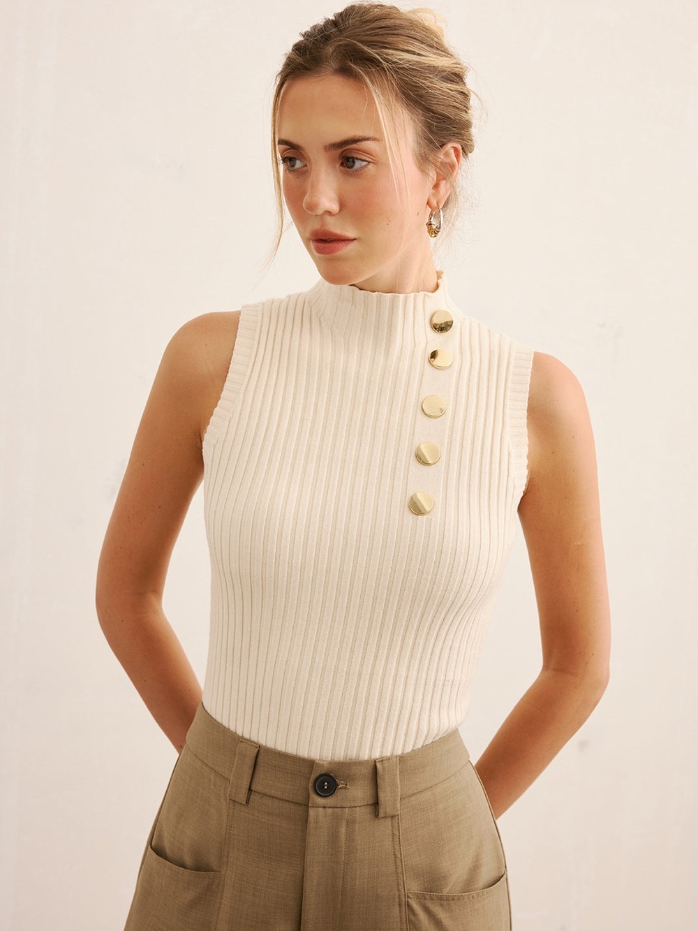 Commense Cream Ribbed Sleeveless Mock Neck Sweater w/ Gold Buttons Size XS NWT